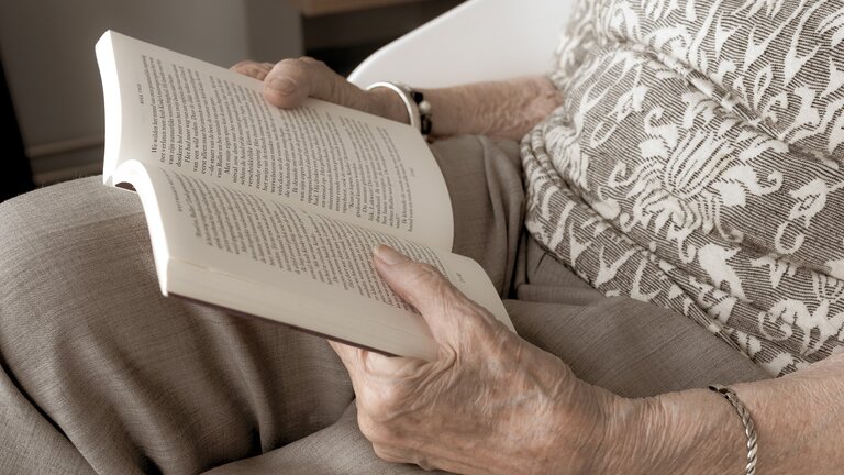 Ältere Person liest | © pixabay