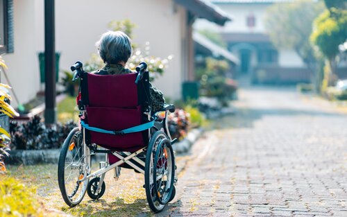 Ältere Dame im Rollstuhl | © unsplash