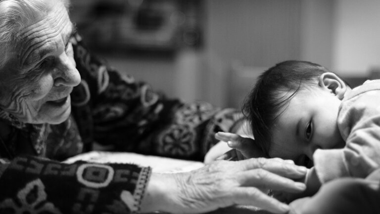 Une grand-mère s'occupe d'un bébè. | © Unsplash