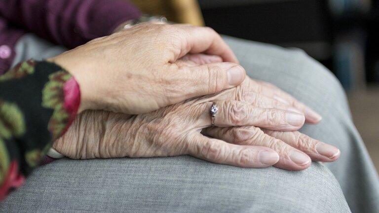 Zwei ältere Menschen halten sich an den Händen | © pixabay