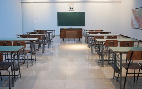 Ein leeres Klassenzimmer. | © unsplash