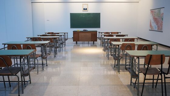 Ein leeres Klassenzimmer. | © Unsplash