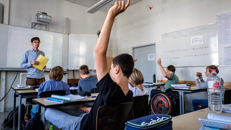 Élèves assis dans une salle de classe | © Gesellschaftsbilder