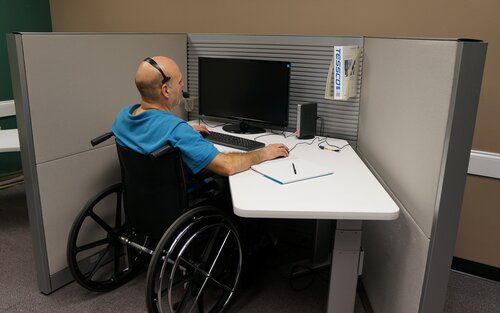 Ein Mann im Rollstuhl sitzt vor einem Computer.  | © pixabay