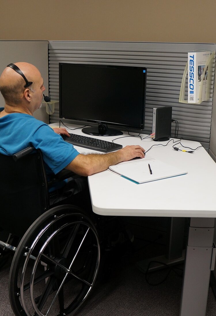Ein Mann im Rollstuhl sitzt vor einem Computer.  | © Pixabay