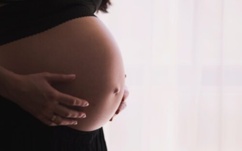 Bauch einer schwangeren Frau | © unsplash