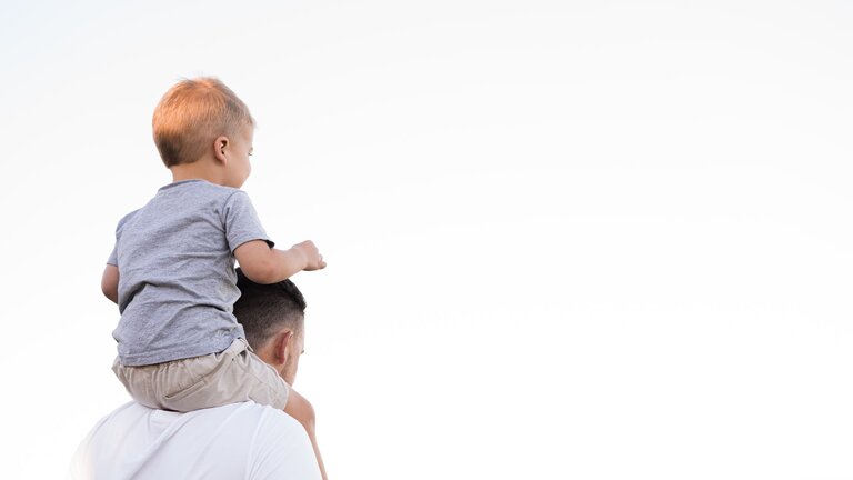 Kind, das auf den Schultern seines Vaters sitzt | © Unsplash