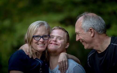 Sohn mit Behinderung und seinen Eltern umarmen sich.  | © unsplash