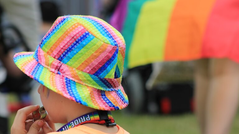Un enfant avec un chapeau multicolore | © pexels