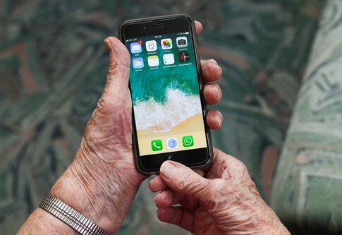 Ältere Person hält ein Smartphone in den Händen, das nur wenige Apps verfügbar hat. | © pixabay