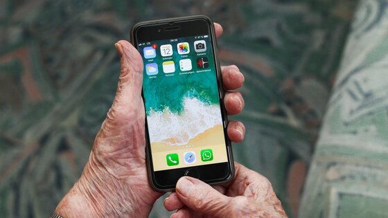 Ältere Person hält ein Smartphone in den Händen, das nur wenige Apps verfügbar hat. | © Pixabay