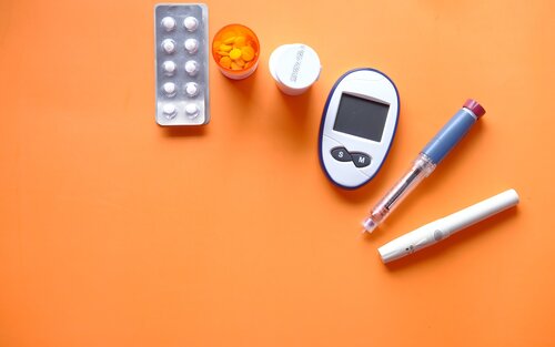 Verschiedene Diabetes-Hilfsmittel und Medikamente | © unsplash