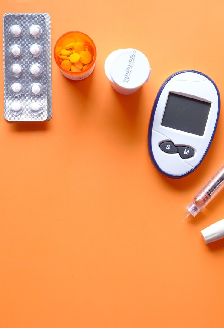 Verschiedene Diabetes-Hilfsmittel und Medikamente | © Unsplash