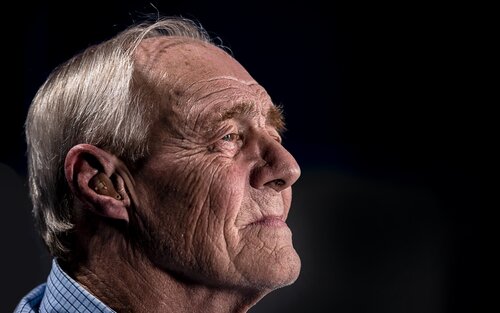 Alter Mann mit einem Hörgerät | © unsplash