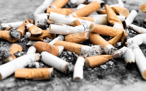 Diverse gerauchte Zigaretten liegen am Boden. | © unsplash