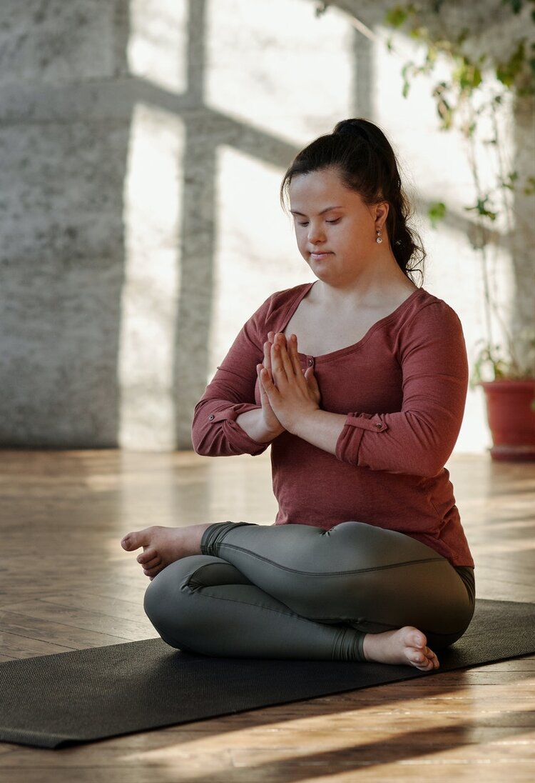 Eine Frau mit Down-Syndrom macht Meditationsübungen. | © Pexels / Cliff Booth