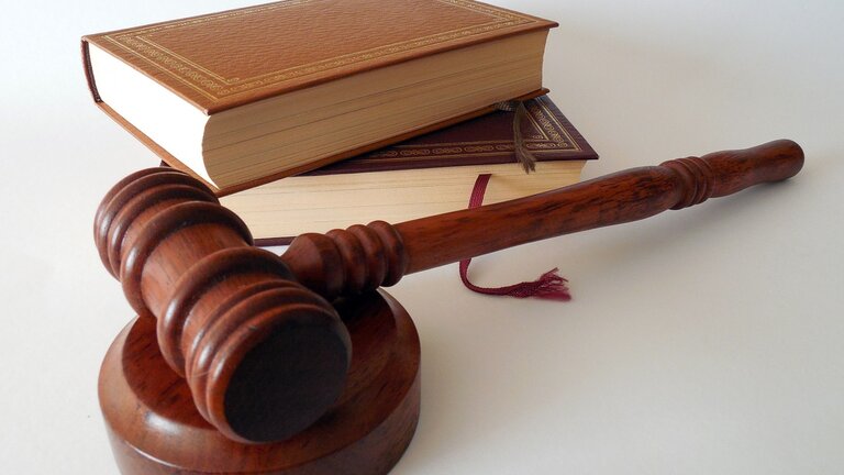Gesetzeshammer und Gesetzesbücher | © pixabay