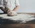 Ein Bäcker knetet den Teig für ein Brot. | © pixabay