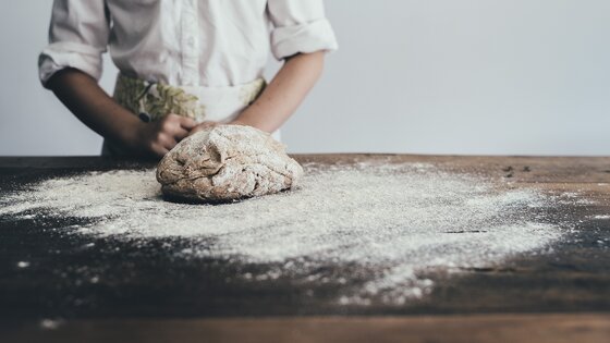 Ein Bäcker knetet den Teig für ein Brot. | © Pixabay