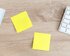 Zwei gelbe Post-it Notizzettel liegen auf einem Schreibtisch neben einer Tastatur. | © pexels