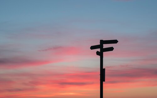 Wegweiser vor Sonnenuntergang | © unsplash