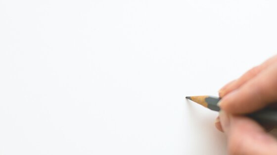 Eine Hand mit einem Bleistift über einem unbeschriebenen weissen Blatt Papier. | © Pexels / Lumn