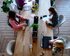 Vier Frauen arbeiten konzentriert an einem langen Holztisch. | © pexels