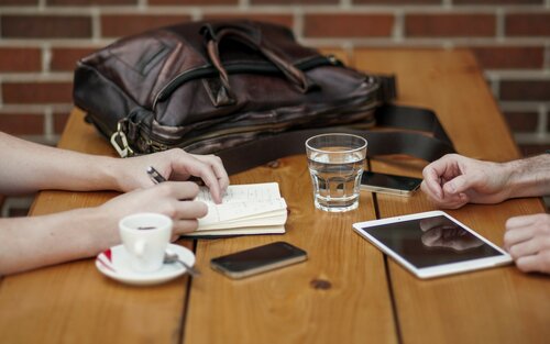 Zwei Arbeitskollegen sitzen an einem Tisch zusammen. | © pixabay