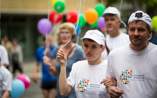 Bild von Menschen mit Behinderungen, die an einem Inklusionsmarsch teilnehmen. | © Gesellschaftsbilder, Jörg Farys