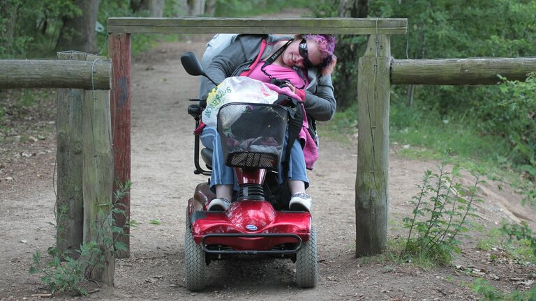 Frau mit Rollstuhl bewältigt Hindernis | © pixabay