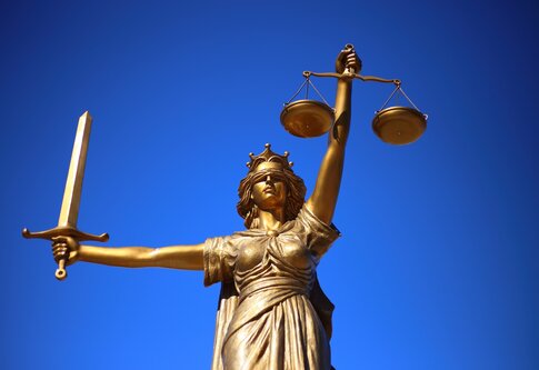 La déesse de la justice, Justitia devant un ciel bleu | © pixabay