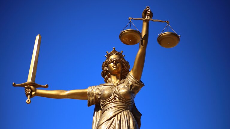 Justitia vor blauem Himmel | © pixabay