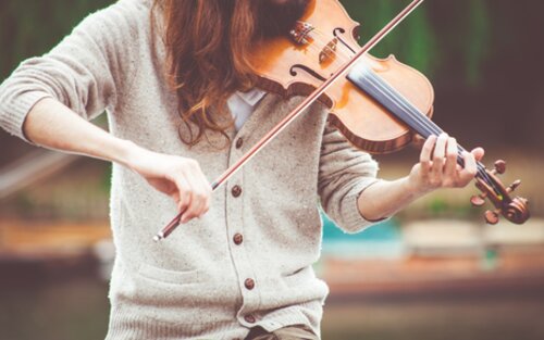 junge Frau, die Violine spielt | © unsplash