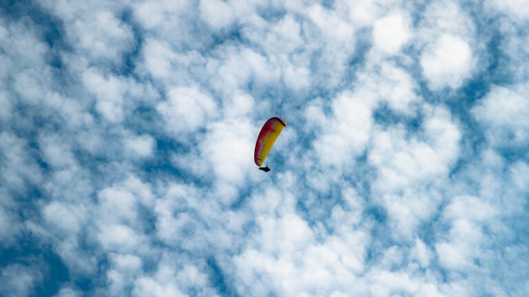 Mensch am Paragliding im Himmel.  | © Unsplash