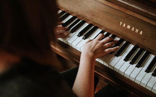 Hände einer Klavierspielerin. | © unsplash