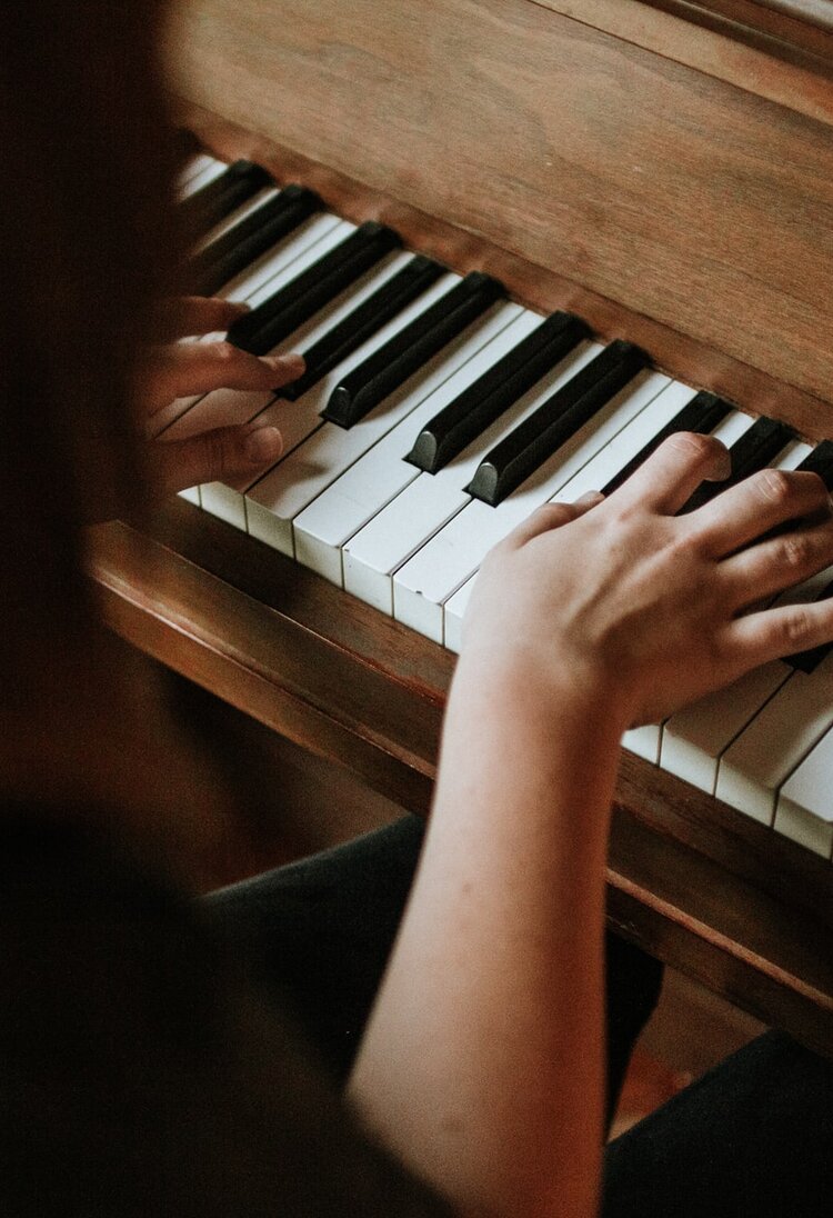 Hände einer Klavierspielerin. | © unsplash