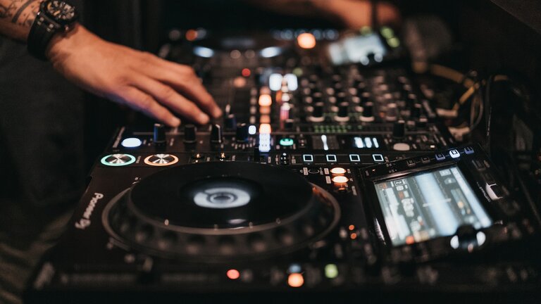 DJ am DJ-Pult | © unsplash