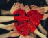 Rotes Herz, das auf mehrere Handflächen gemalt ist. | © unsplash