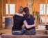 Zwei Damen umarmen sich und schauen eine Baustelle von innen an.  | © pixabay