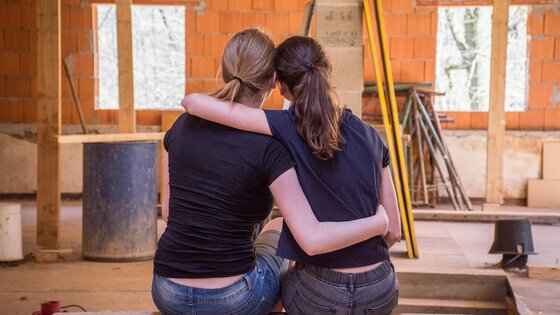 Zwei Damen umarmen sich und schauen eine Baustelle von innen an.  | © Pixabay