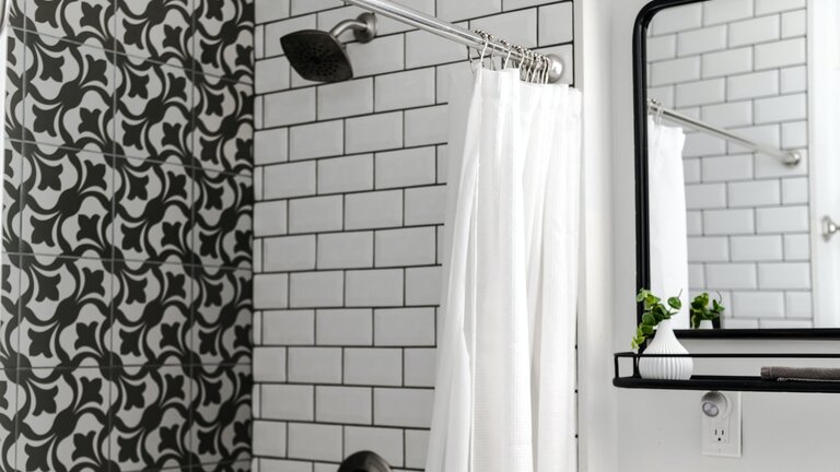 Foto einer Dusche mit gemustertem Duschvorhang. | © unsplash