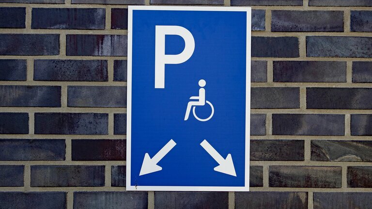 Panneau indiquant une place de stationnement pour handicapés | © pixabay