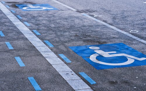 Places de stationnement pour personnes handicapées | © pixabay