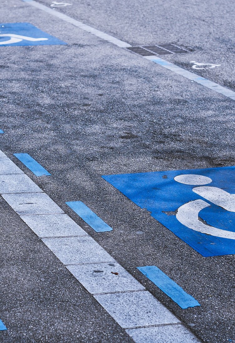 Places de stationnement pour personnes handicapées | © Pixabay