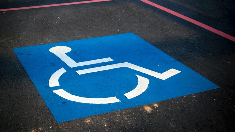 Behindertenparkplatz mit blauer Farbe gekennzeichnet.  | © unsplash