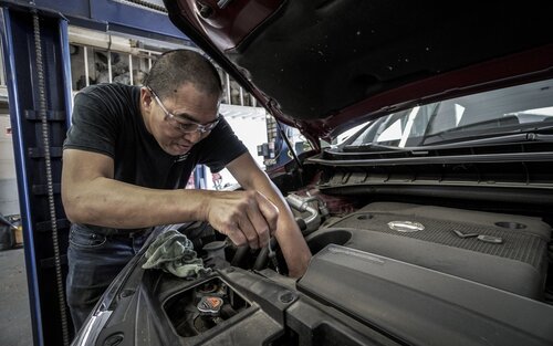 Foto eines Mechanikers, der an einem Auto rumschraubt | © pixabay