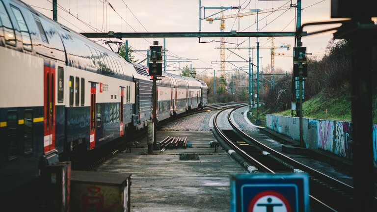 Un train de la CFF est à l'arrêt. | © unsplash