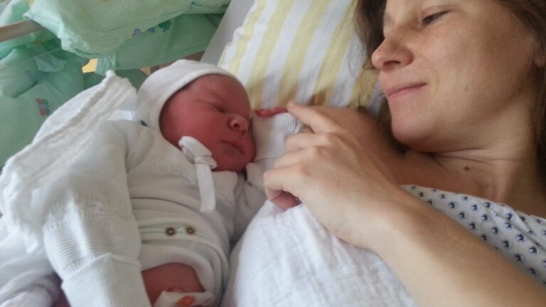 Die Mutter lächelt Baby Samuel liebevoll an, das Bild wurde im Krankenhaus aufgenommen. | © Privataufnahme