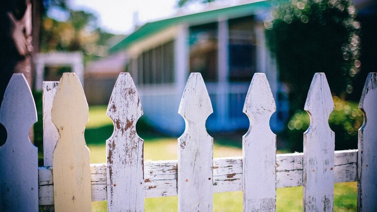 Ein Zaun, dahinter ist ein Haus erkennbar. | © Pixabay