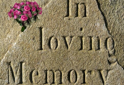 Ein Grabstein mit Blumen darauf. | © pixabay